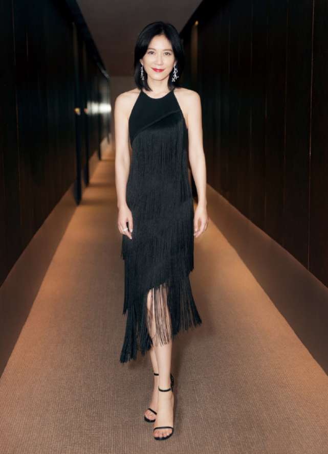 俞飞鸿不老女神穿一套浅卡其色的连体裤时尚减龄宛若20岁少女