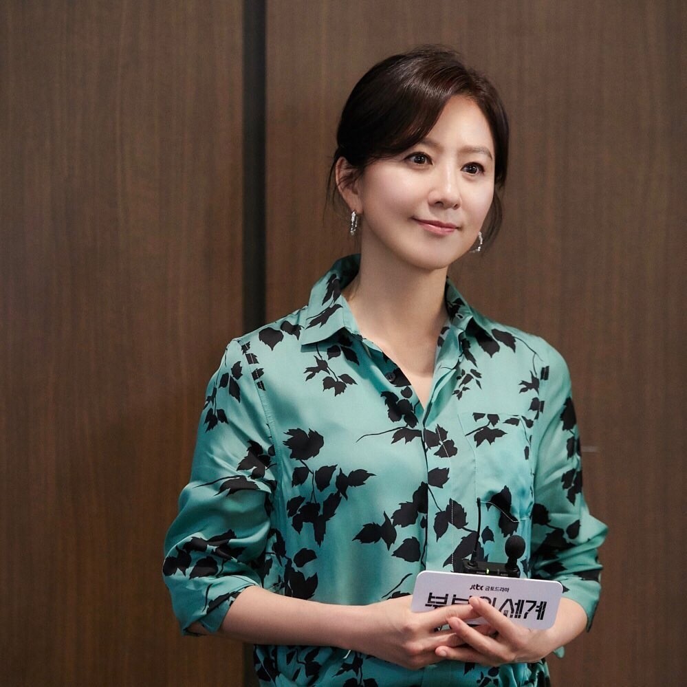 金喜爱状态出众53岁成行走的衣架子骨子里的优雅劲儿让人着迷