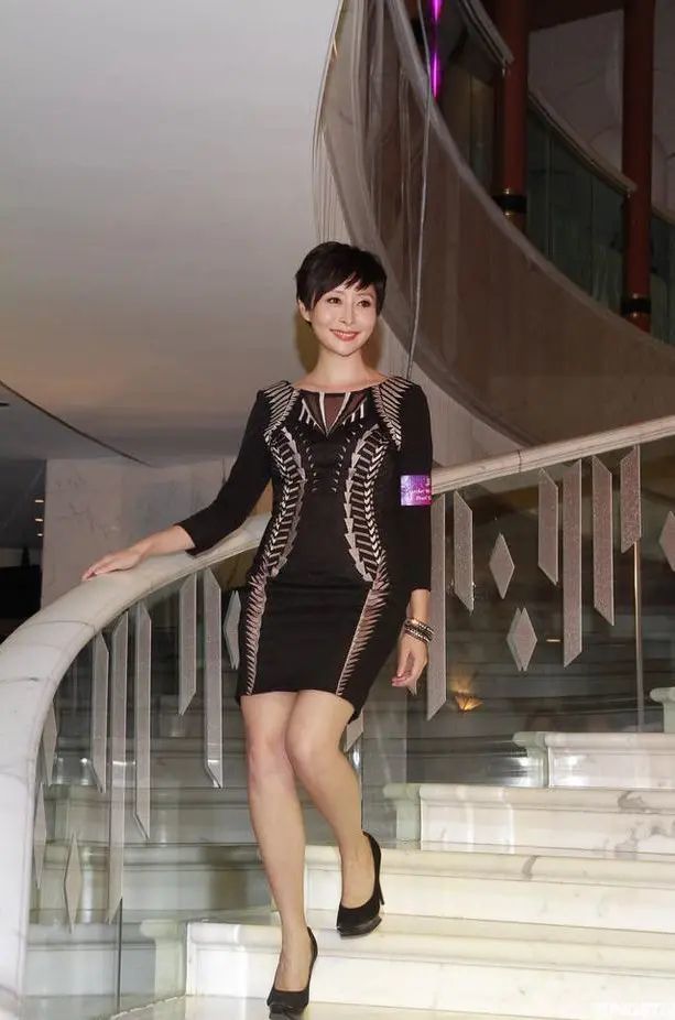 汤盈盈44岁还穿抹胸裙,远不如水桶腰抢镜,染黄毛就为了显年轻!