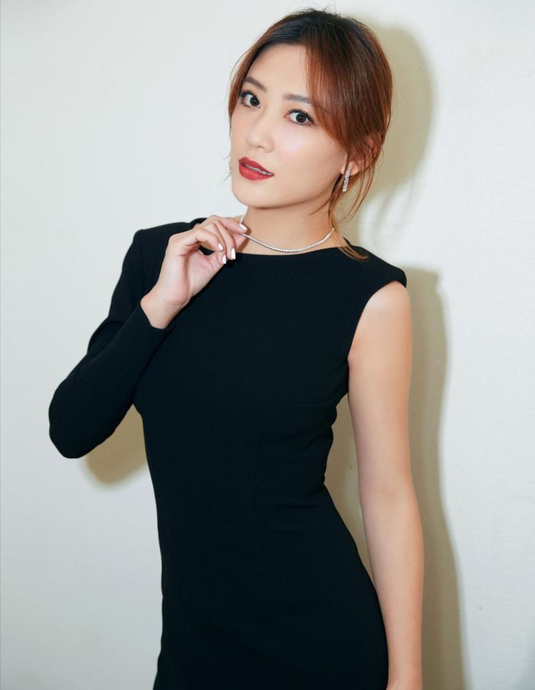 应采儿携小小春拍时尚大片孕肚明显身材纤细扎丸子头状态超好