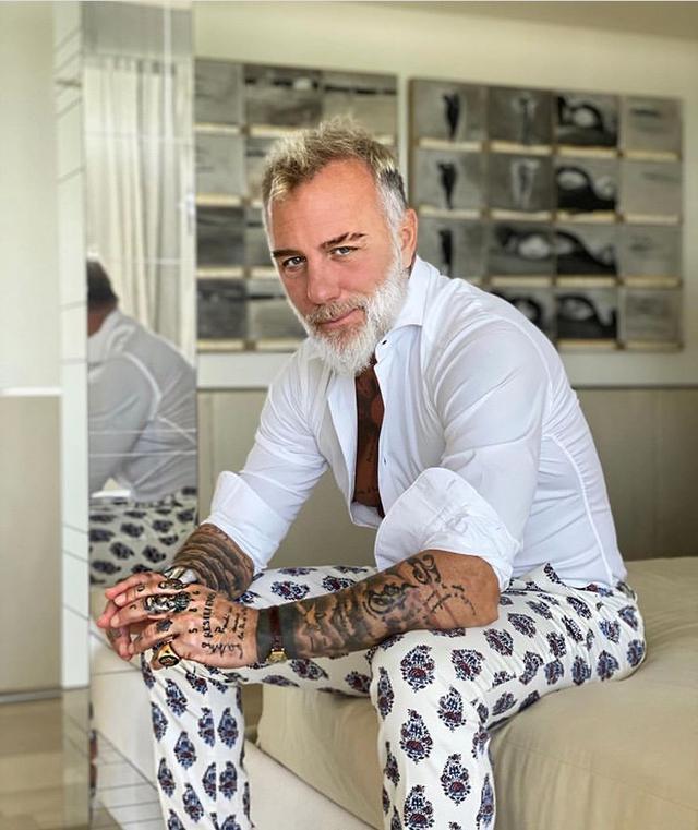 年过半百的吉安卢卡是意大利有名的企业家,资产雄厚,高达4.