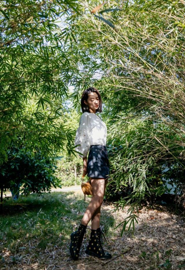 李沁私服超亮眼 白衬衫搭包臀半裙清新减龄 却被波点马丁靴抢镜 腾讯新闻