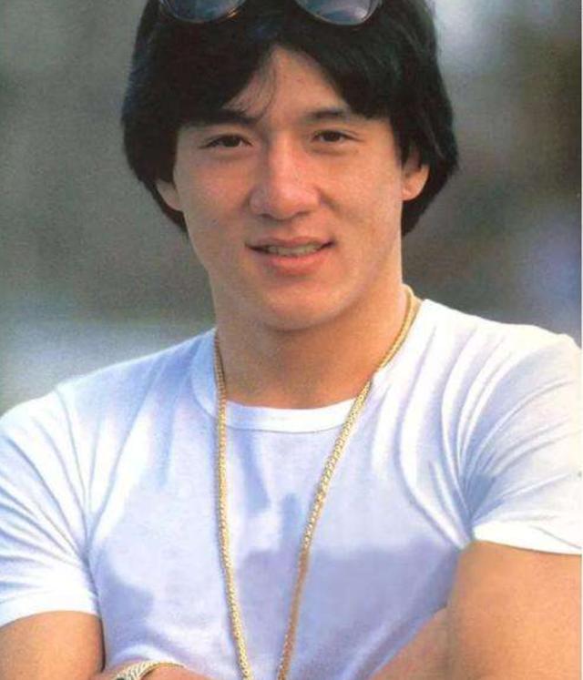 狂买豪车名表,与各路女神相恋,年轻时候的成龙真的嗨!_腾讯新闻