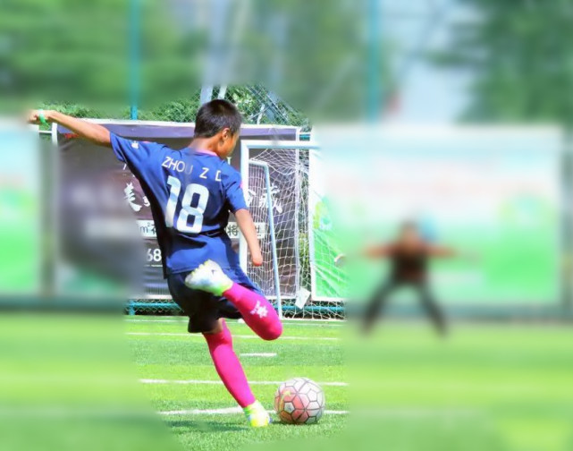 13岁独臂少年艰难中努力证明自己失去的都会归来