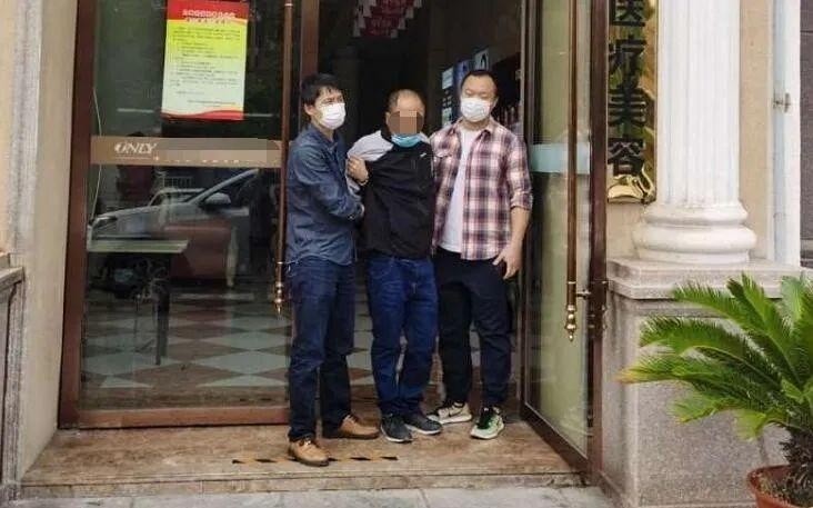 逃犯看自己通缉令发际线挺高 在美容院 植发 换造型时被抓 腾讯新闻