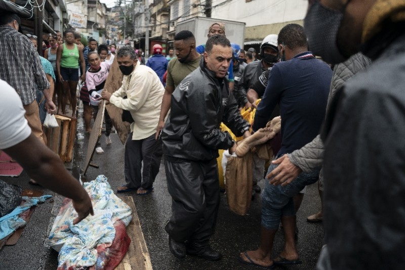 疫情下枪战现场:巴西警方在贫民区清剿毒贩,交火致12人死亡_腾讯新闻