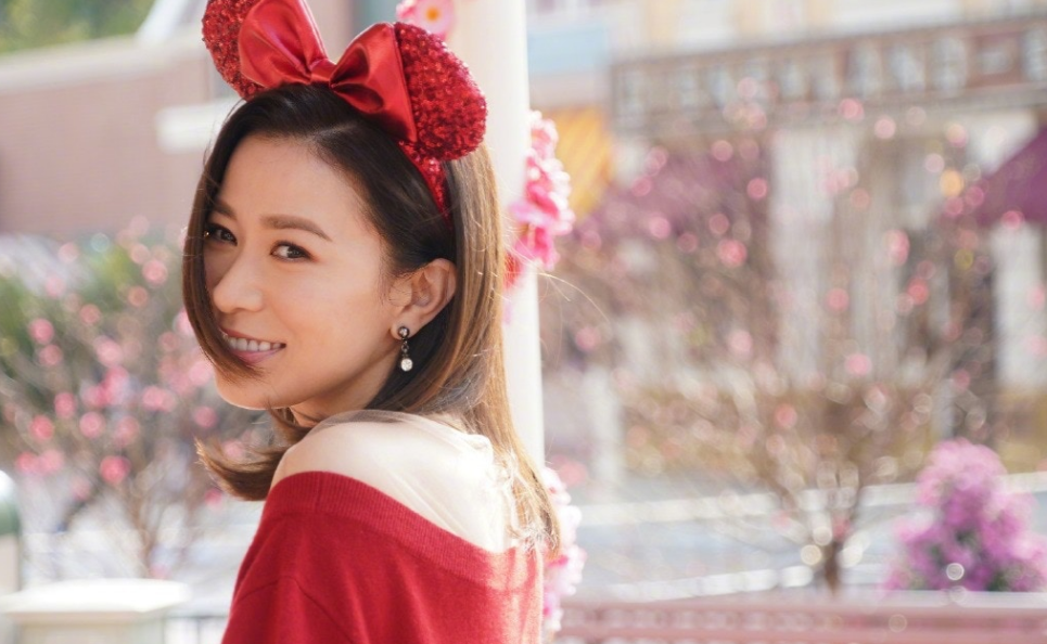 讲完后,她身旁的郭少芸亦忍不住拍了她一下以示安慰.