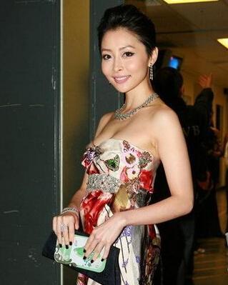 44岁汤盈盈越发有女人味一袭黑色露肩连衣裙配超短发优雅大气