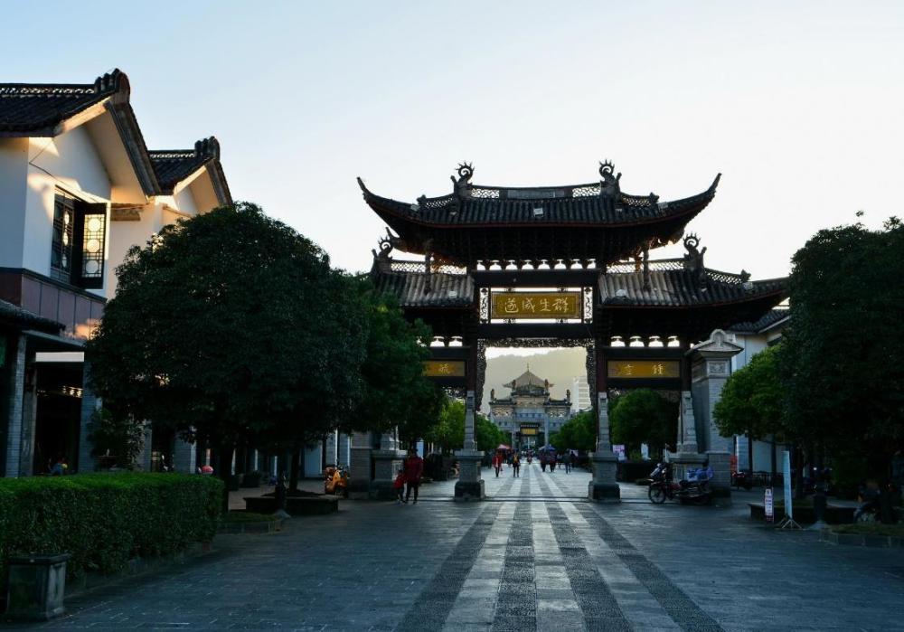 云南第1小市比昆明还小是个四线城市有个县全球闻名