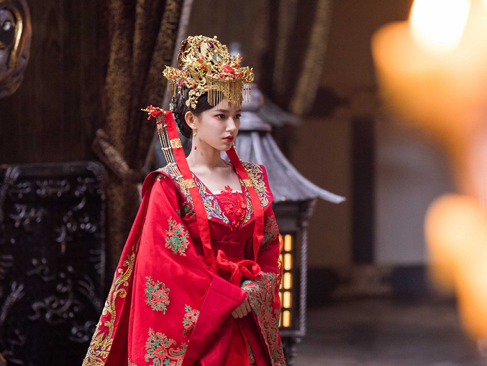 本以为程潇穿古装够美了,红嫁衣造型更惊艳,只怪眉毛拉低了颜值