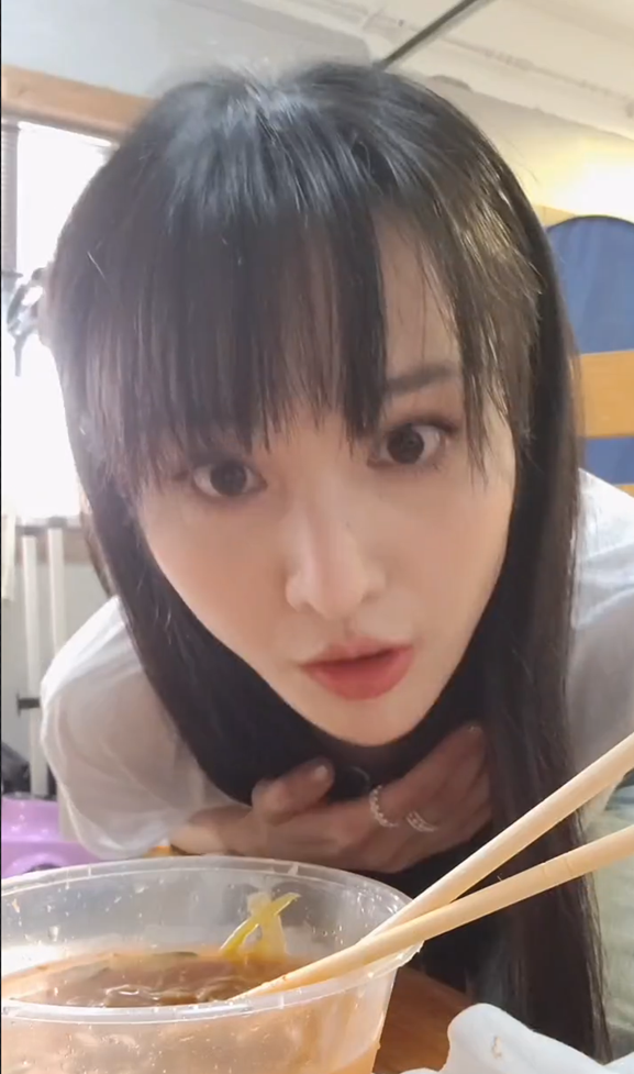 郑爽太忙下午三点才吃饭,而面条已经坨了.怼脸自拍颜值高