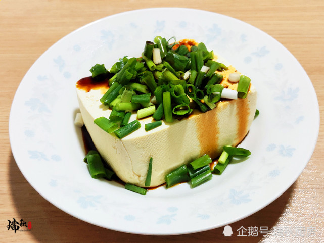 小葱拌豆腐一清二白,三步教你经典吃法,口感清爽,鲜嫩无豆腥味