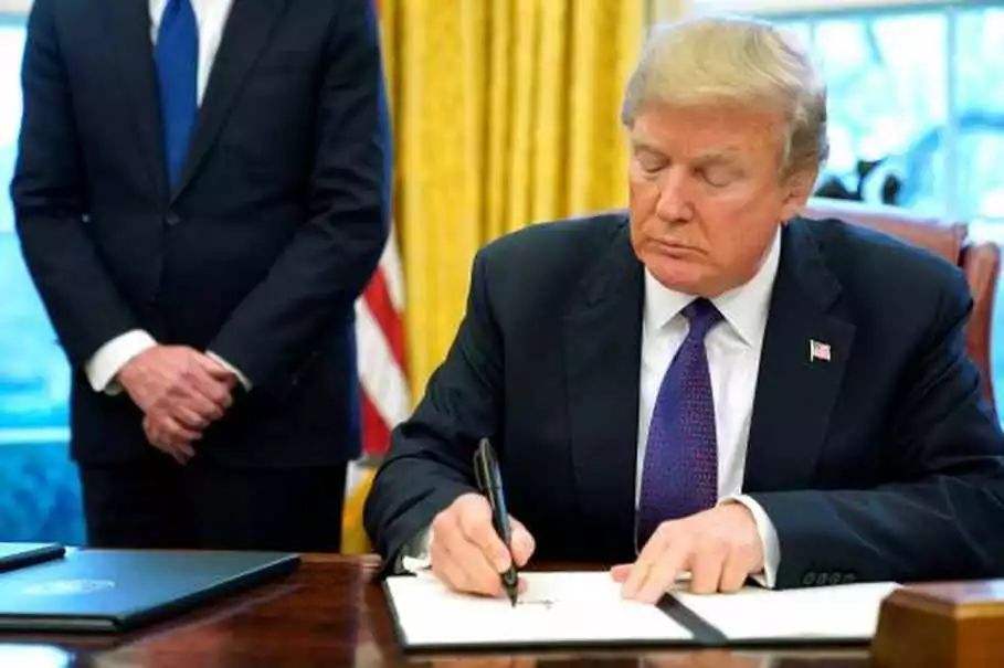 特朗普|着眼大选前民意回升 特朗普签署“缩水版”失业援助计划