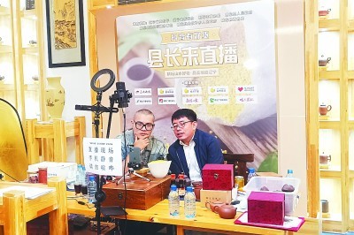 喀左县副县长陈士忠决定当一回"网红小二哥",走进网络直播间,为喀左土