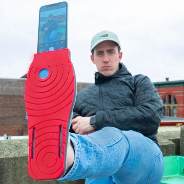 来自于社交网络的灵感,主要用于自拍而不需要借助自拍杆自拍鞋通过它