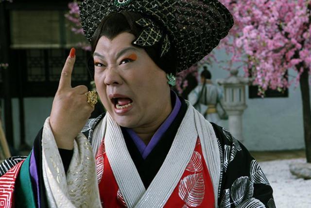 很"正经"的样子,没想到拍起古装作品的他,竟然还有点"天山老妖"的感觉