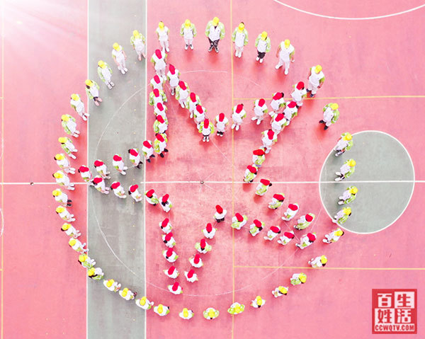 《我爱你中国》的音乐,由学校共青团团员组成的快闪方阵,不时变换队形