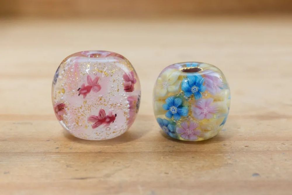 不仅可以做成人物,歌舞伎风神雷神不信请看中野雅章的玻璃珠作品.