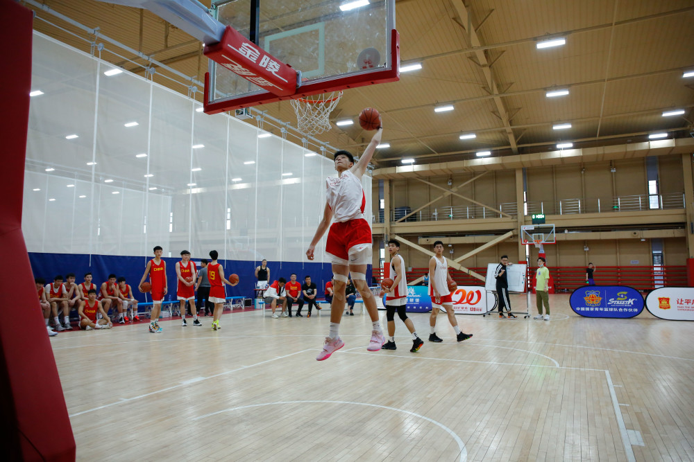 国青对抗赛扣篮大赛戴昊上演跨人扣篮