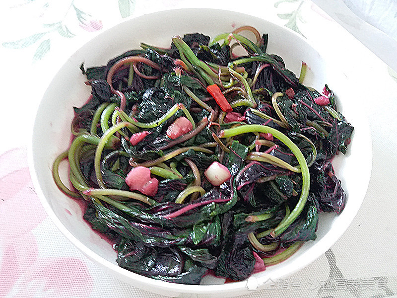 【清炒小米菜】1,小米菜摘去老的部分,然后清洗干净把叶子摘下,让叶子