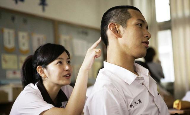 了当时很多文艺青年崇拜的偶像,毕竟能把校园的青春写得如此的动人,他