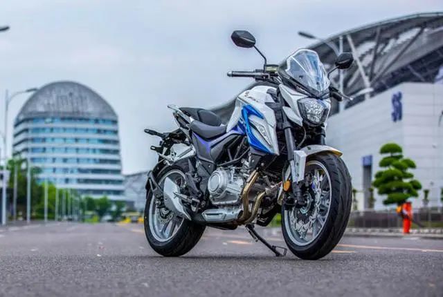 此次kp350的造型一改力帆以往稳重的风格,整体造型非常的犀利动感