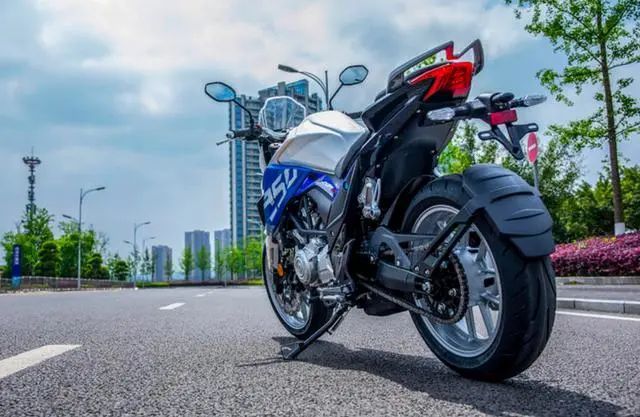 此次kp350的造型一改力帆以往稳重的风格,整体造型非常的犀利动感