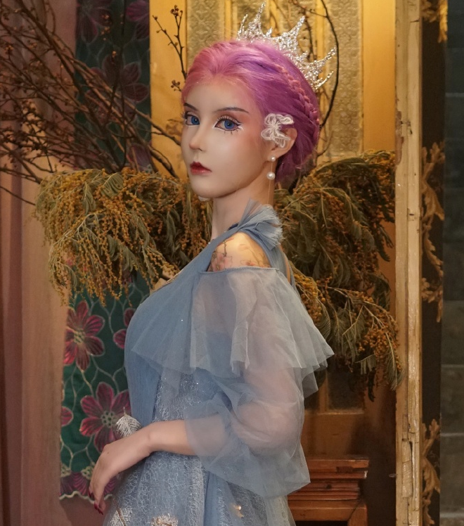 迪丽拉街头跟男cp拍婚纱照,看到她身前跟背部的色差,原来真人芭比是假