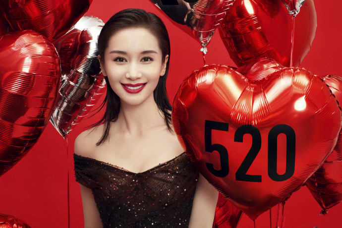 王子文化身"美人鱼"畅游,罕见穿泳装秀火辣好身材