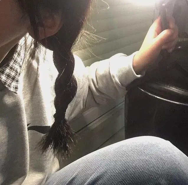 微丧·不露脸·真人女生头像:我假装过去不重要,却发现自己办不到