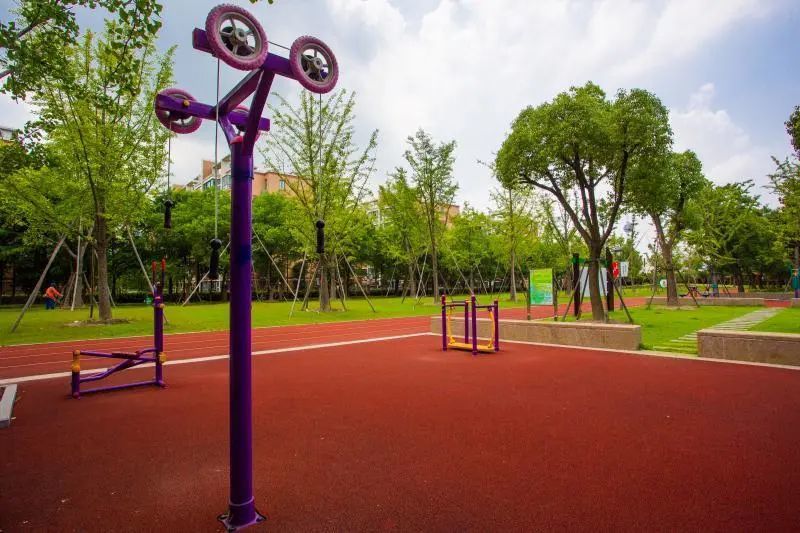 公园的中间有一条300米的4道环形塑胶跑道和健身运动器材,还设置了