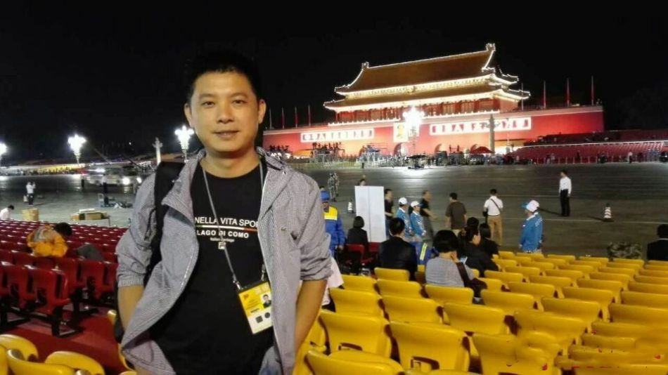 为了爱情,年轻帅气的关卫民追随李湘一同去了湖南卫视,李湘主持大本营