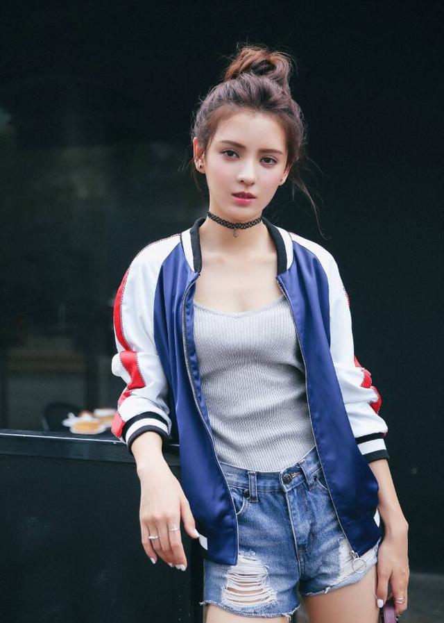 张予曦短发a爆了亮片西装穿出特工感酒杯腿真抢镜