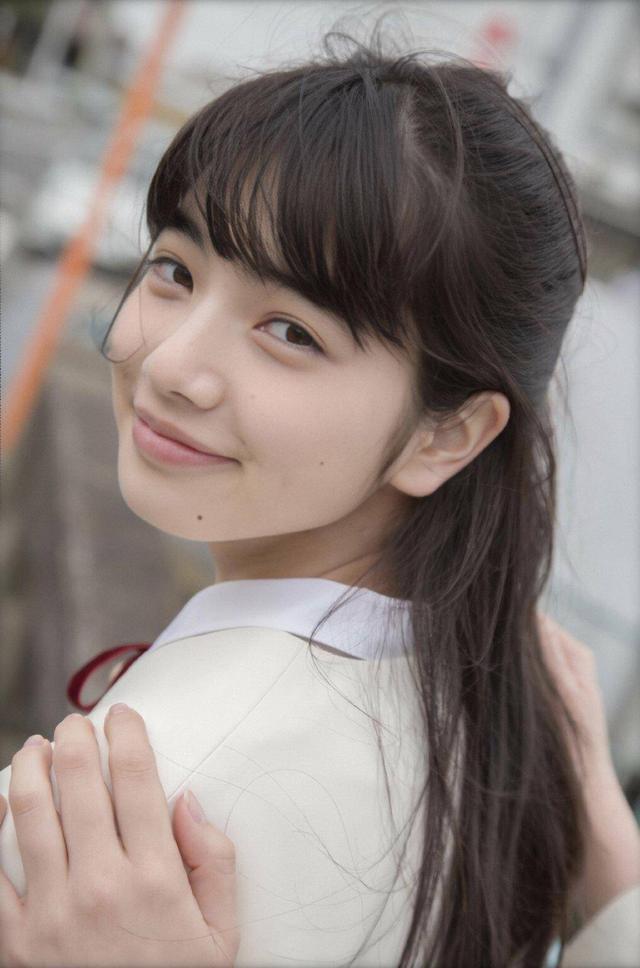 小松菜奈时尚校服穿搭 清纯面孔与笑容 如放学后的气质中学女孩 小松菜奈 日本 娱乐