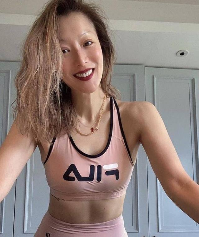 厉害!盘点娱乐圈中拥有完美腹肌的女星,有一位年龄至今成谜