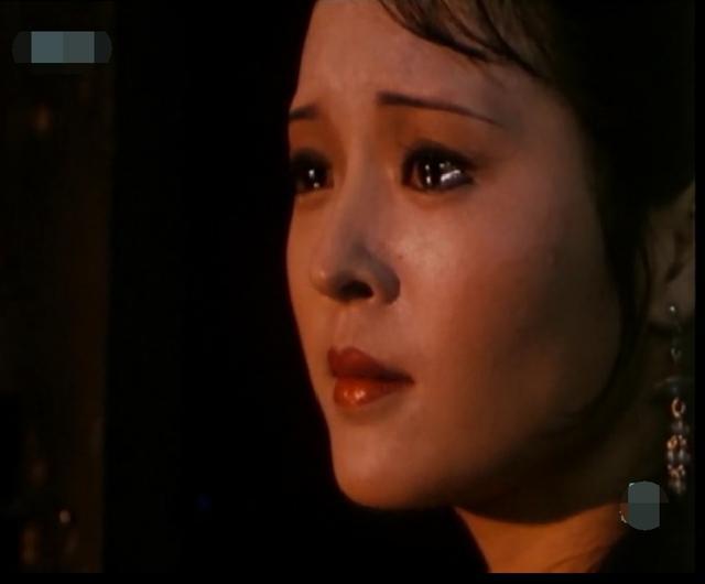 从长相来说,圆脸杏眼的陈莎莎其实并不"妖媚",与靠