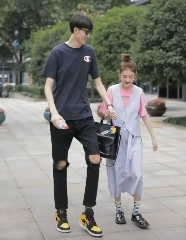 有种情侣叫最萌身高差188和168女生腿竟和男友一样长