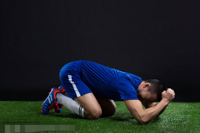 为什么进球后,足球运动员那么喜欢跪下来呢?