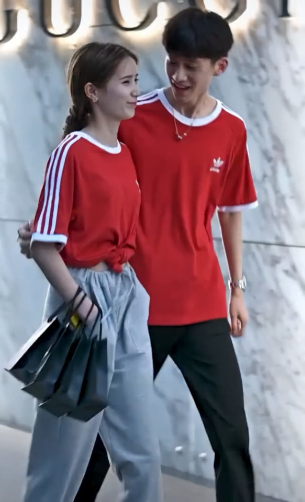 有种"最萌身高差"叫"你一米八,我一米五",看到背影:女生腿竟比男生长