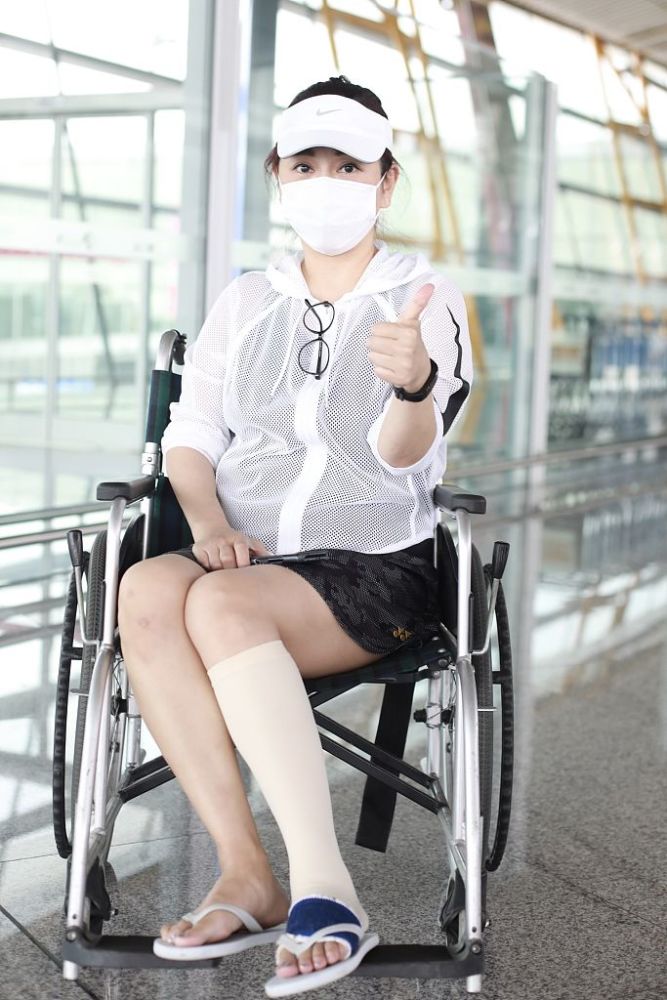 乘风破浪的姐姐陈松伶不幸崴脚坐轮椅搭机微笑挥手很乐观