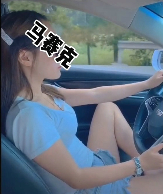 光脚盘腿用一只脚开车!结果被交警盯上了!