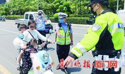 骑摩托车电动车请戴好安全头盔