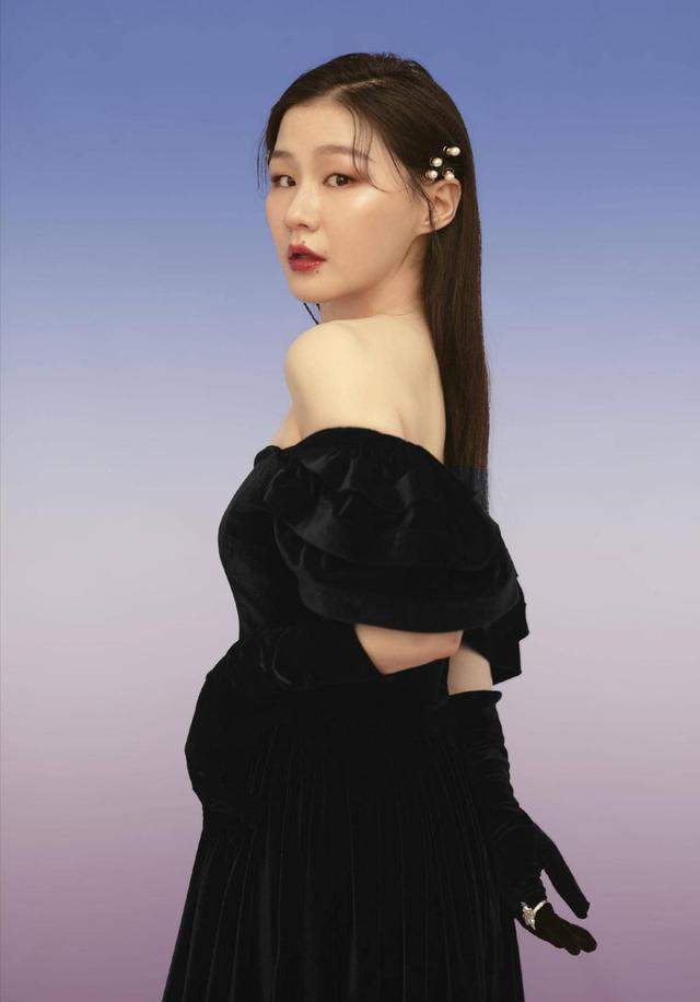 金靖真正出道是在节目《今夜百乐门》,那个时候因为长相还被金星疯狂