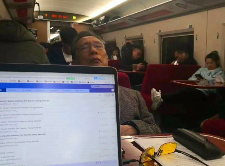 武汉网红窗帘进博物馆主人错过婚期网友喊话收藏钟南山高铁票