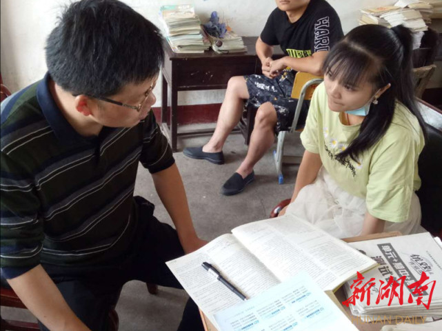 汨罗市第二中学发挥育人之长扶贫扶志又扶智