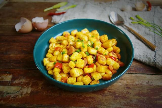 刷点油,放上火腿肠和芝士,稍微那么一烤,立马变成"香饽饽"～外皮香脆