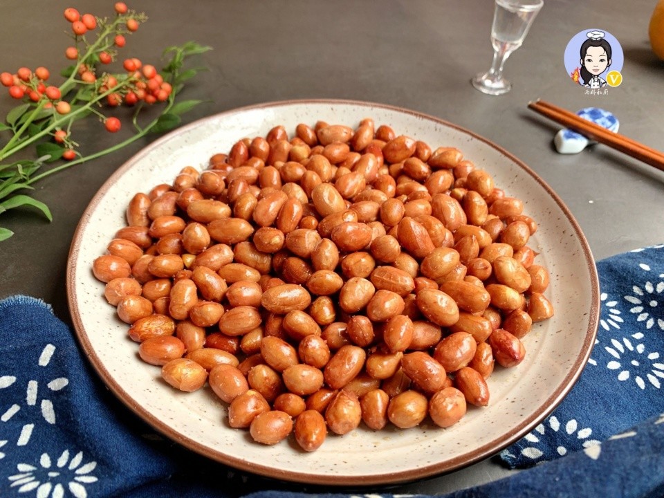 炒花生米时,别直接下油锅,掌握这个小技巧,出锅又酥又脆满嘴香