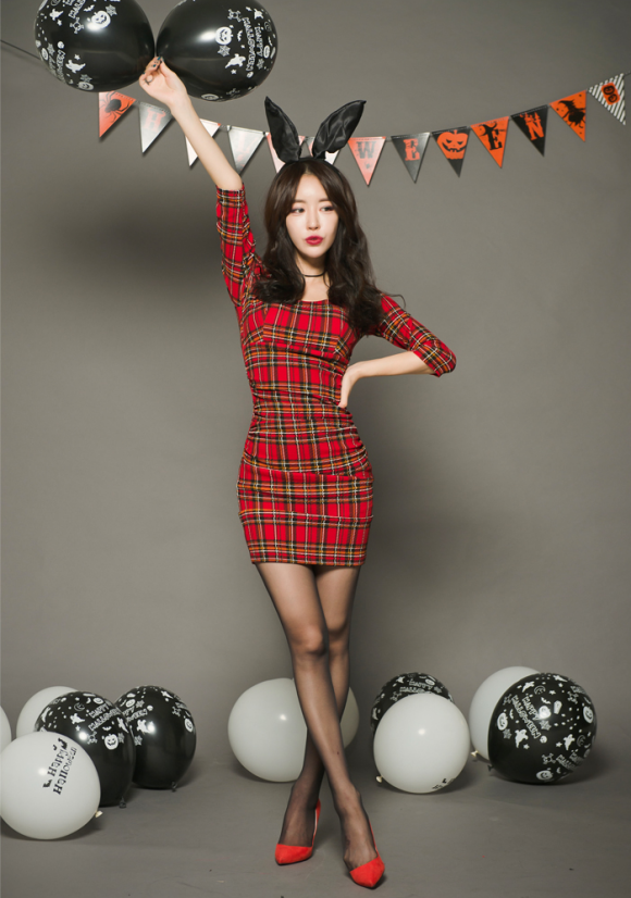 韩国明星郑有贞:俏皮兔女郎帆布格子卡其半袖旗袍裙
