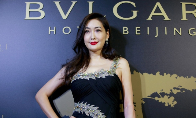 被孟广美气质迷住了,穿黑色斜肩连衣裙凹造型,52岁美得太惊艳
