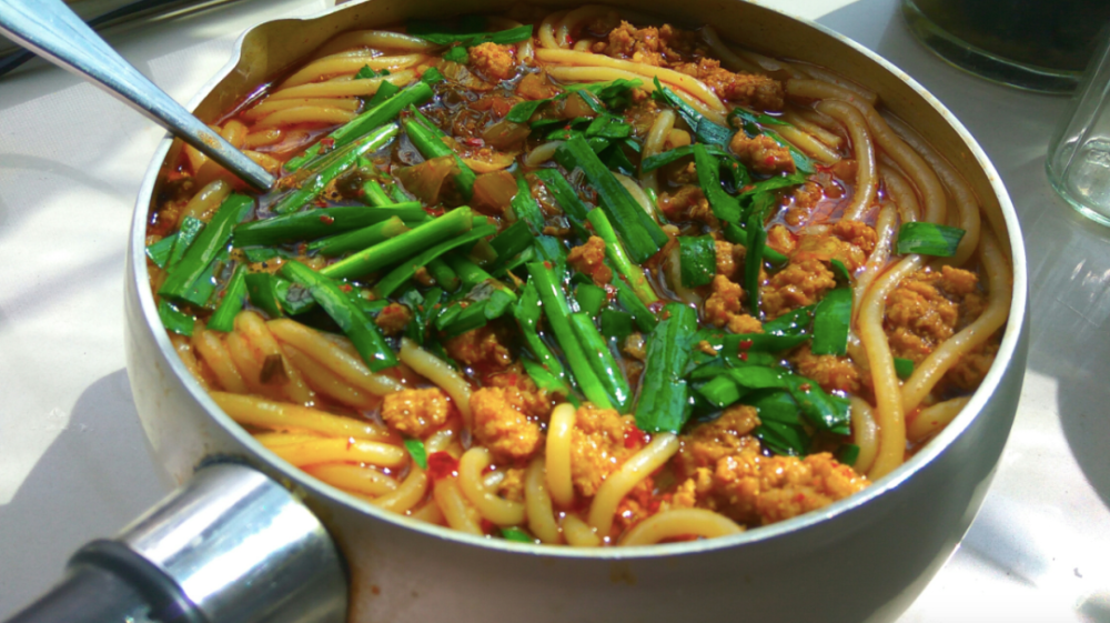 米线饵块汽锅鸡鲜花菌子水腌菜她用美食记录昆明味道